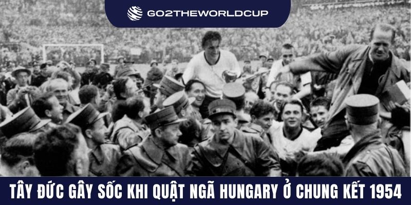 Tây Đức (áo trắng) gây sốc khi quật ngã Hungary ở chung kết World Cup 1954